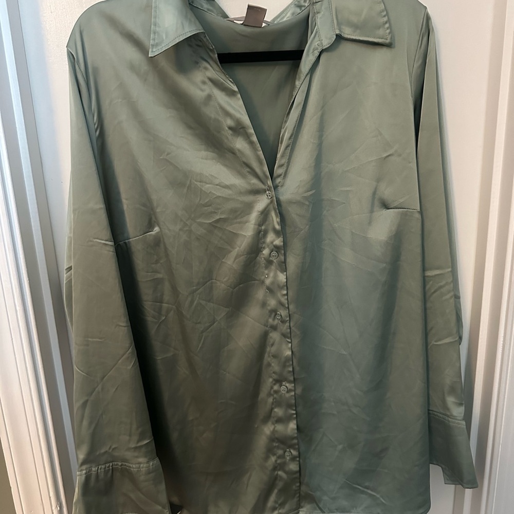 H&M Green Casual Button Down Shirt with Classic Collar
